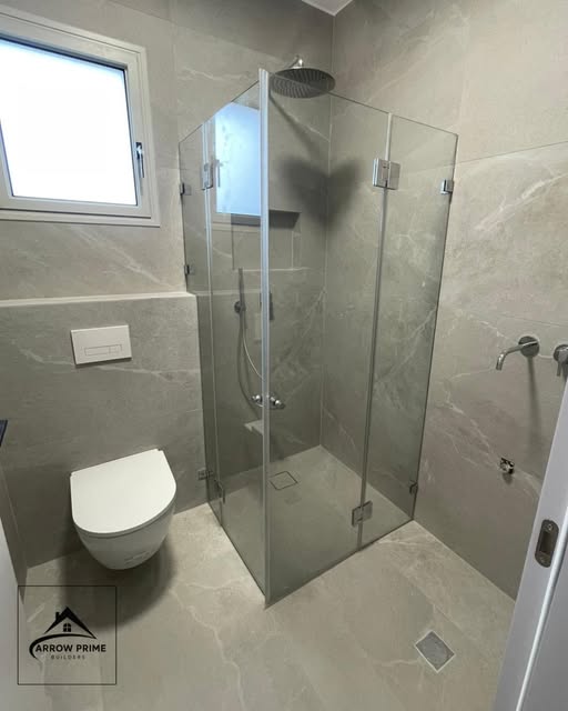 Bathroom design with frameless glass shower