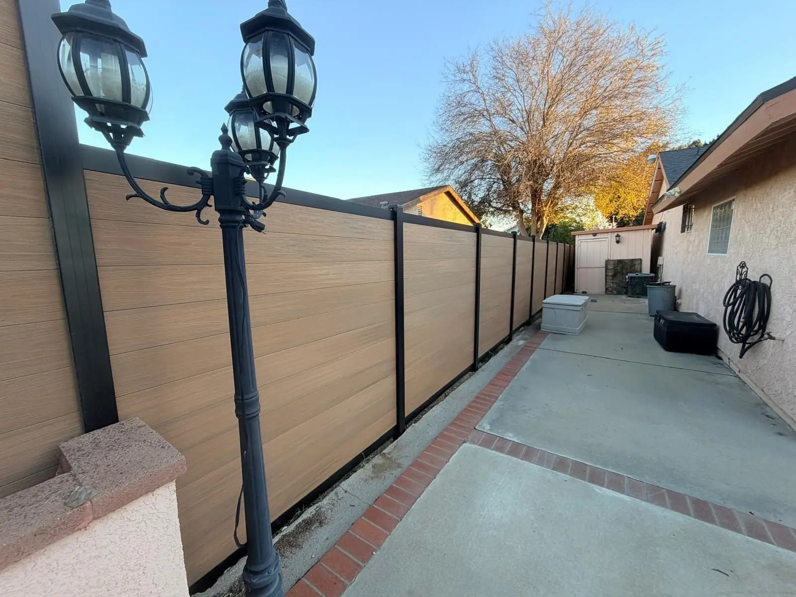 Horizontal composite privacy fence with black aluminum posts