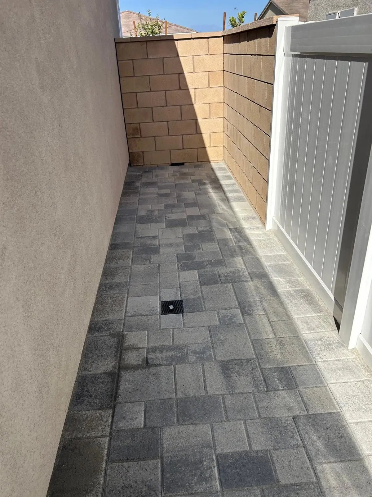 Paver side-yard courtyard with drain